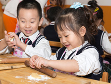 新天際幼兒園，老師正在給小甜心們上烹飪課