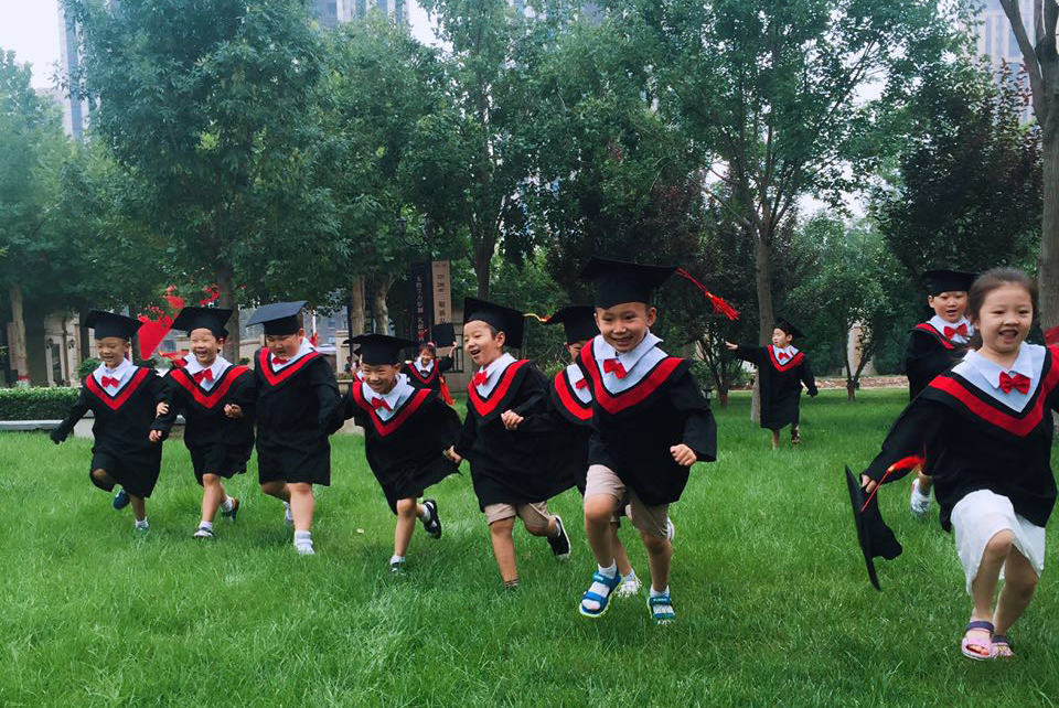 快樂童年，放飛夢想——新天際幼兒園麗都園畢業(yè)典禮