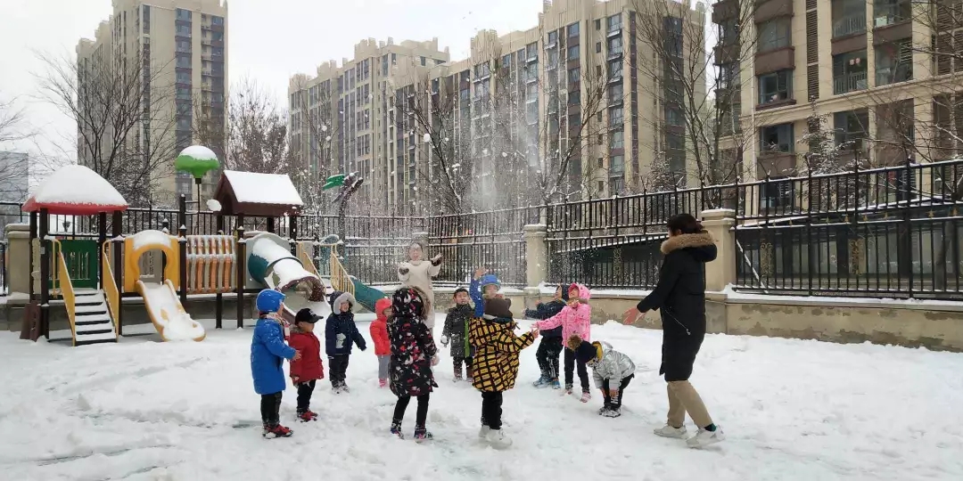 下雪的幼兒園里充滿愛