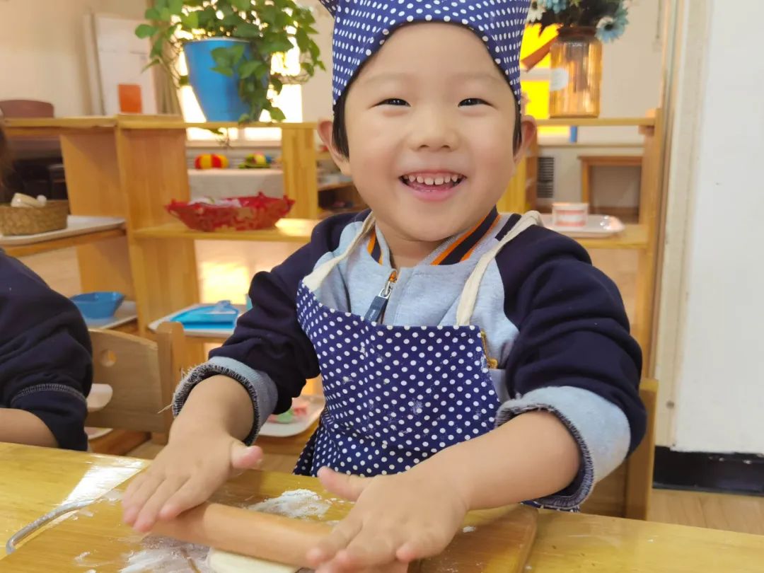 冬至大如年，人間小團(tuán)圓！新天際幼兒園包餃子啦~